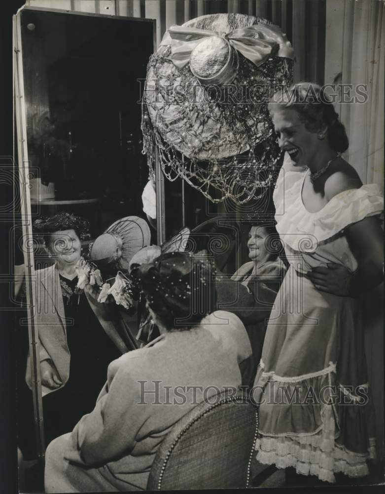 1947 Press Photo Actress Ilona Massey Takes Mom Hat Shopping - Historic Images