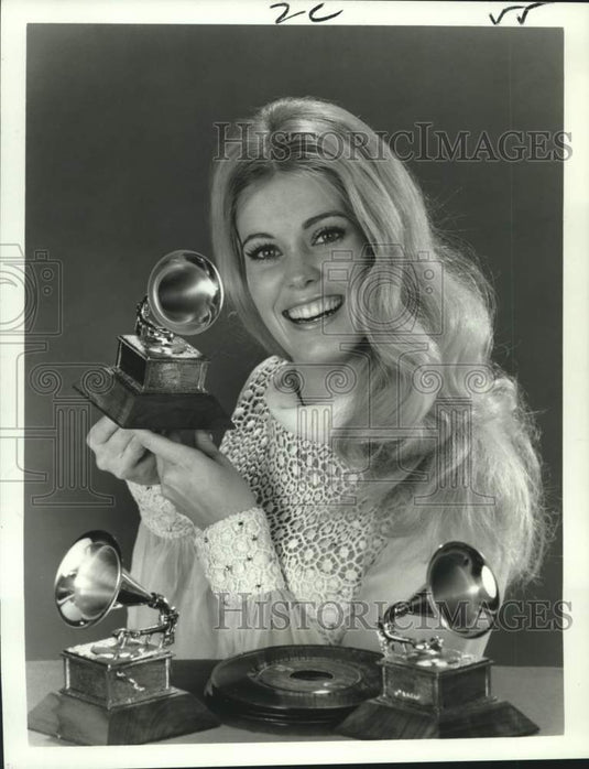 1971 Press Photo Actress Patti Love with Grammy Awards - Historic Images