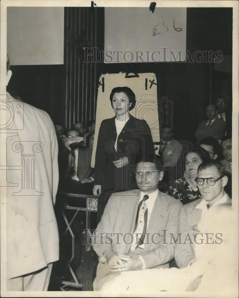 1950 Jacquelyn Livermore walking in room full of people - Historic Images