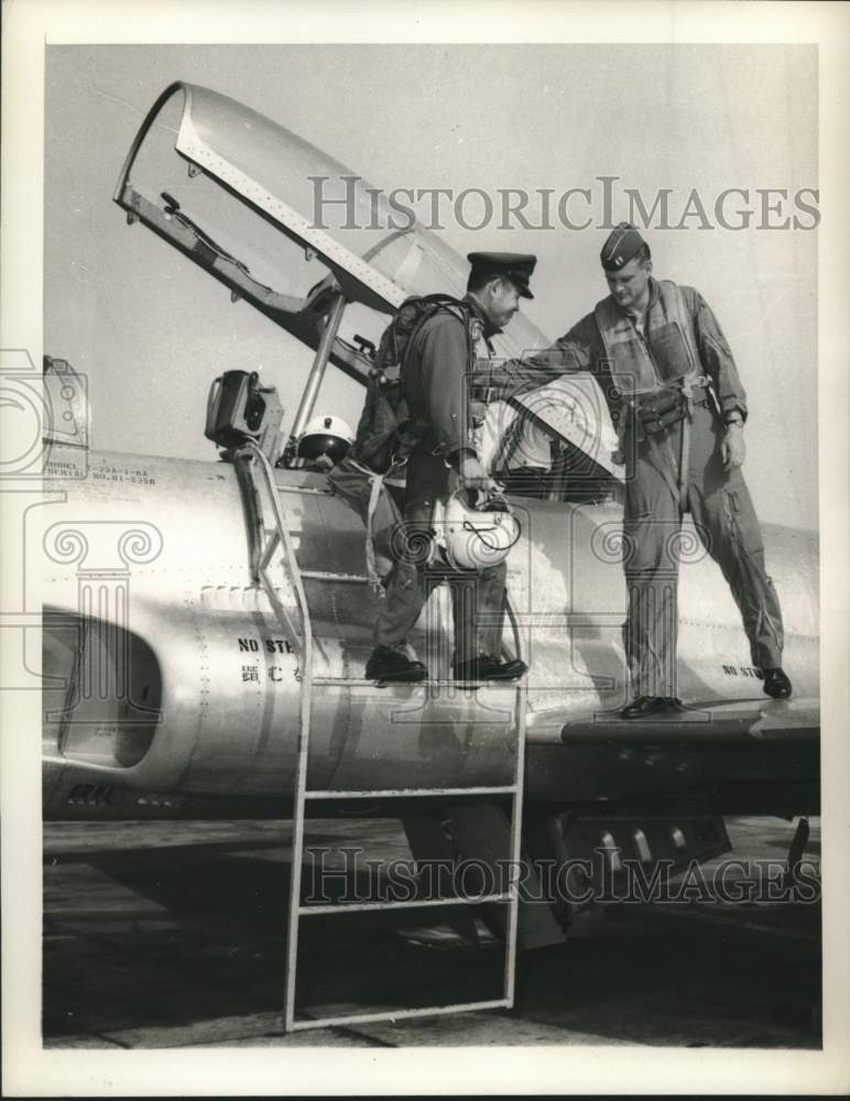 1960 Press Photo U.S. Air Force Captain Trains Japanese Pilot in Japan-Historic Images