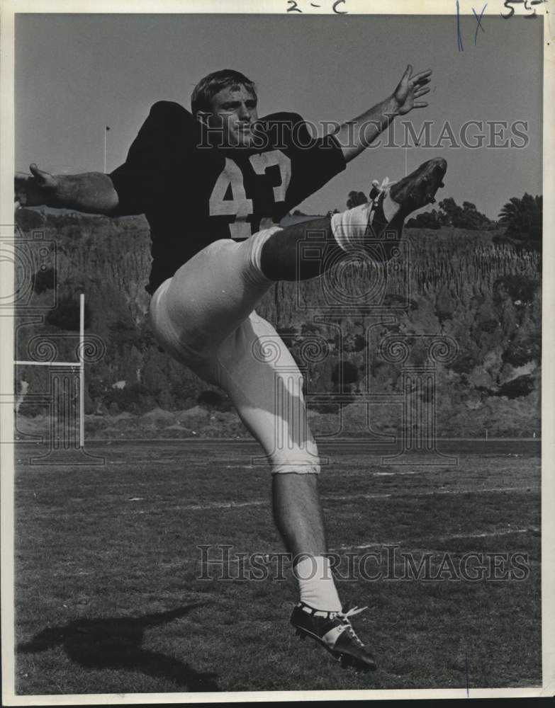 1967 Press Photo Saints&#39; rookie Thomas McNeill demonstrates his punting form. - Historic Images