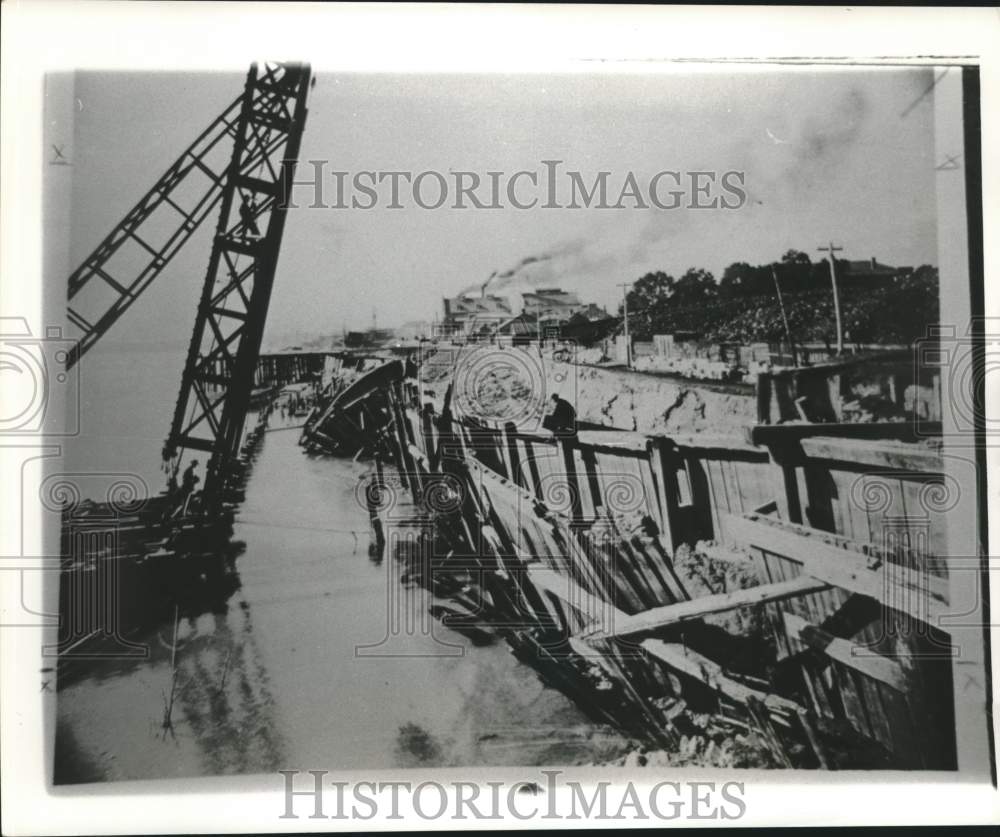 1892 Press Photo Piles are driven in front of the levee cave-in. - Historic Images