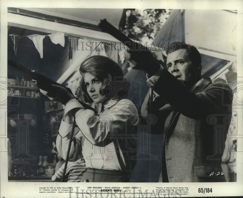 1965 Press Photo Actors Sylva Koscina, Dirk Bogarde of in &quot;Agent 8-3/4&quot; - Historic Images