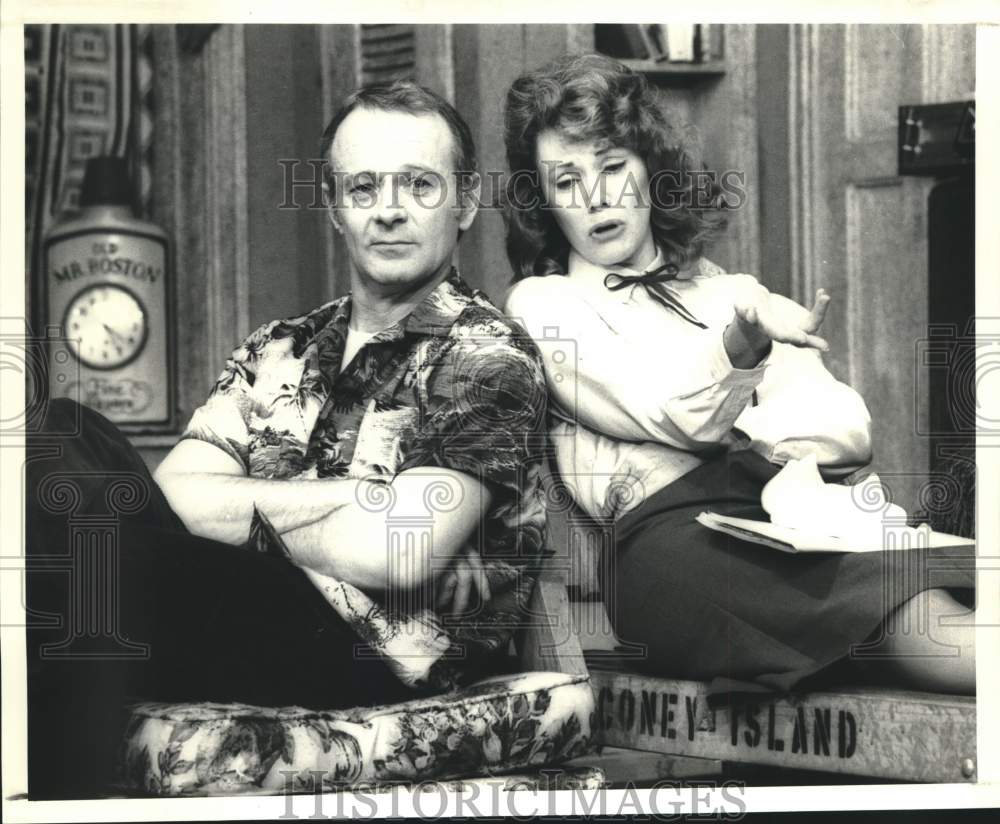 1981 Press Photo Larry Linville and Lezlie Dalton in &quot;A THousand Clowns.&quot; - Historic Images