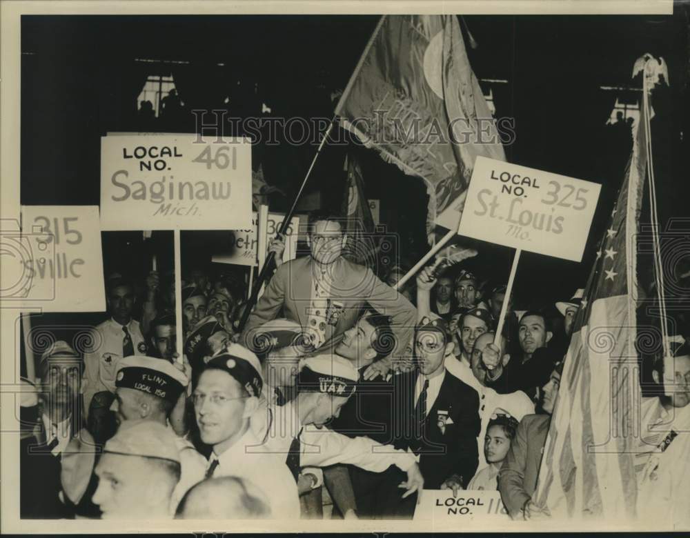 1937 Press Photo Homer Martin on shoulders of the UAW delegates at convention. - Historic Images