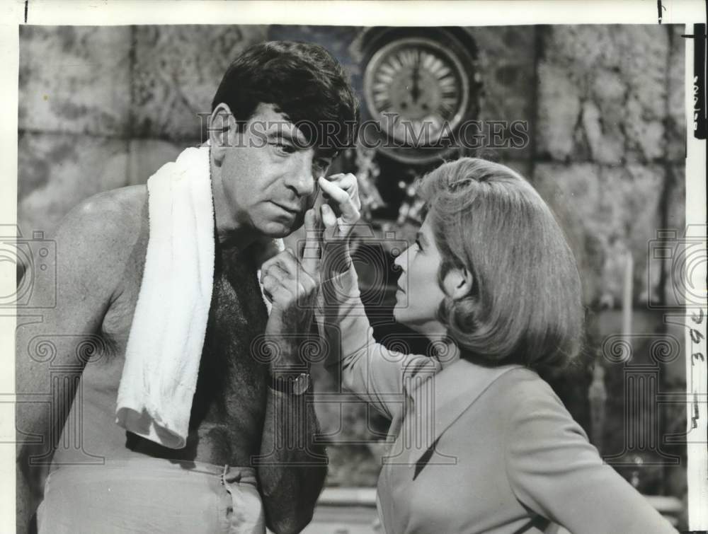 1968 Press Photo Anne Jackson checks Walter Matthau&#39;s eyes in a new comedy - Historic Images