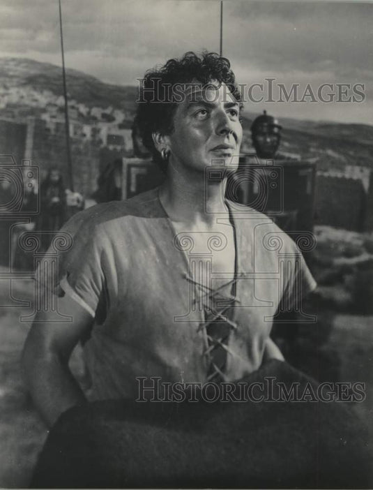 1954 Press Photo Actor Victor Mature in "The Robe" - Historic Images
