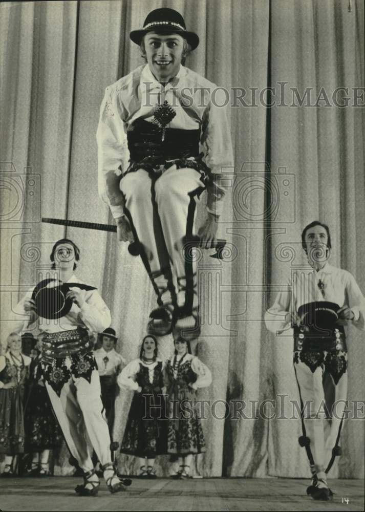 1976 Press Photo Mazowsze Polish Song &amp; Dance Company - Historic Images