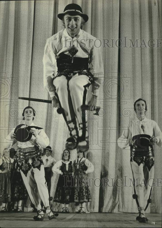 1976 Press Photo Mazowsze Polish Song & Dance Company - Historic Images