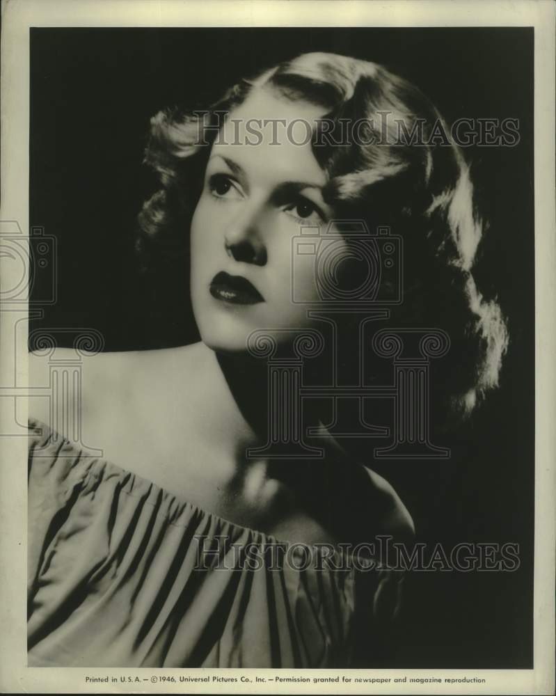 1946 Press Photo Newspaper Columnist Austine Cassini tries out Hollywood - Historic Images