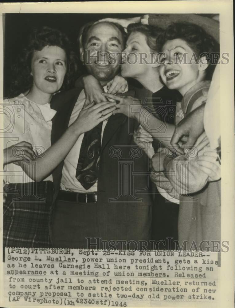 1946 Press Photo George L. Mueller gets a kill as he leaves Carnegie Hall. - Historic Images