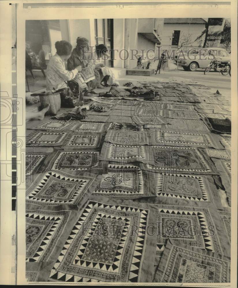 1974 Press Photo Women Meo Tribe Refugees from Vietnam Sell Wares in Laos - Historic Images