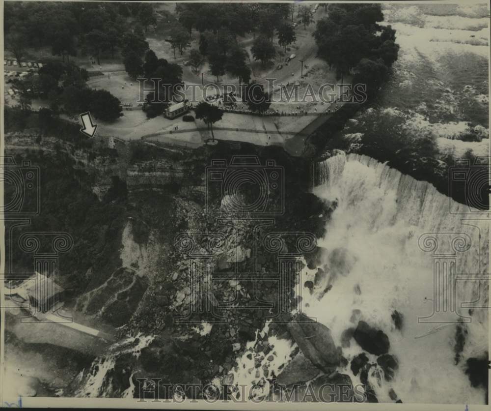 1967 Press Photo Huge Rock Slide from Prospect Point at Niagara Falls, New York - Historic Images