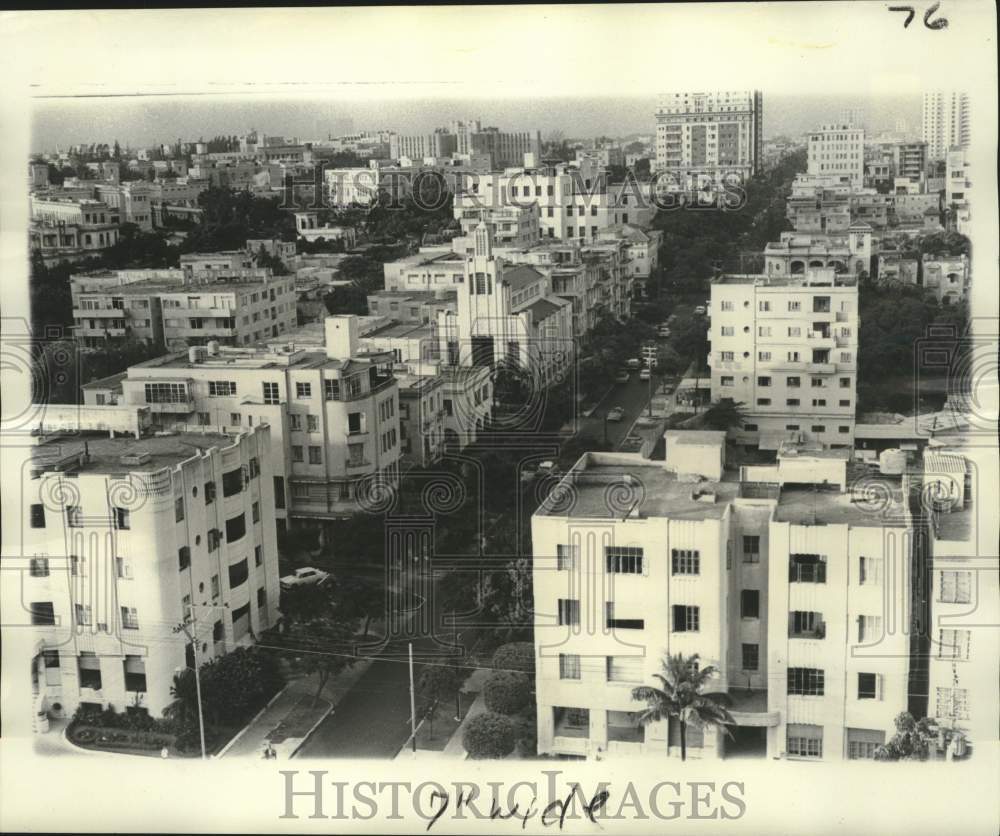 1975 Press Photo Streets in central Havana lined with buildings from the 50&#39;s.- Historic Images