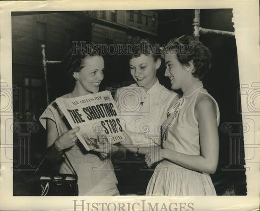 1953 Press Photo New Orleanians with "Item" Issue on End of Korean War - Historic Images