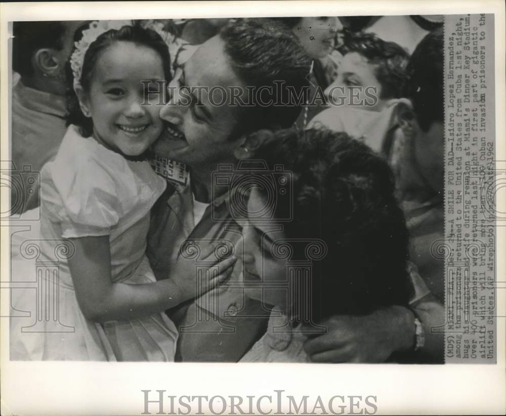 1962 Press Photo Bay of Pigs prisoner  hugs daughter & wife at reunion in Miami - Historic Images
