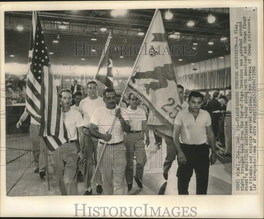 1962 Press Photo Friends, family of Cuban prisoners parade flags around in Miami - Historic Images