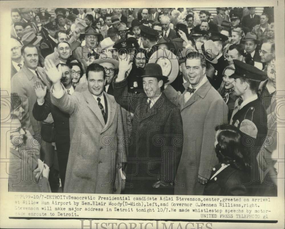 1952 Press Photo Presidential candidate Adlai Stevenson is greeted in Detroit - Historic Images