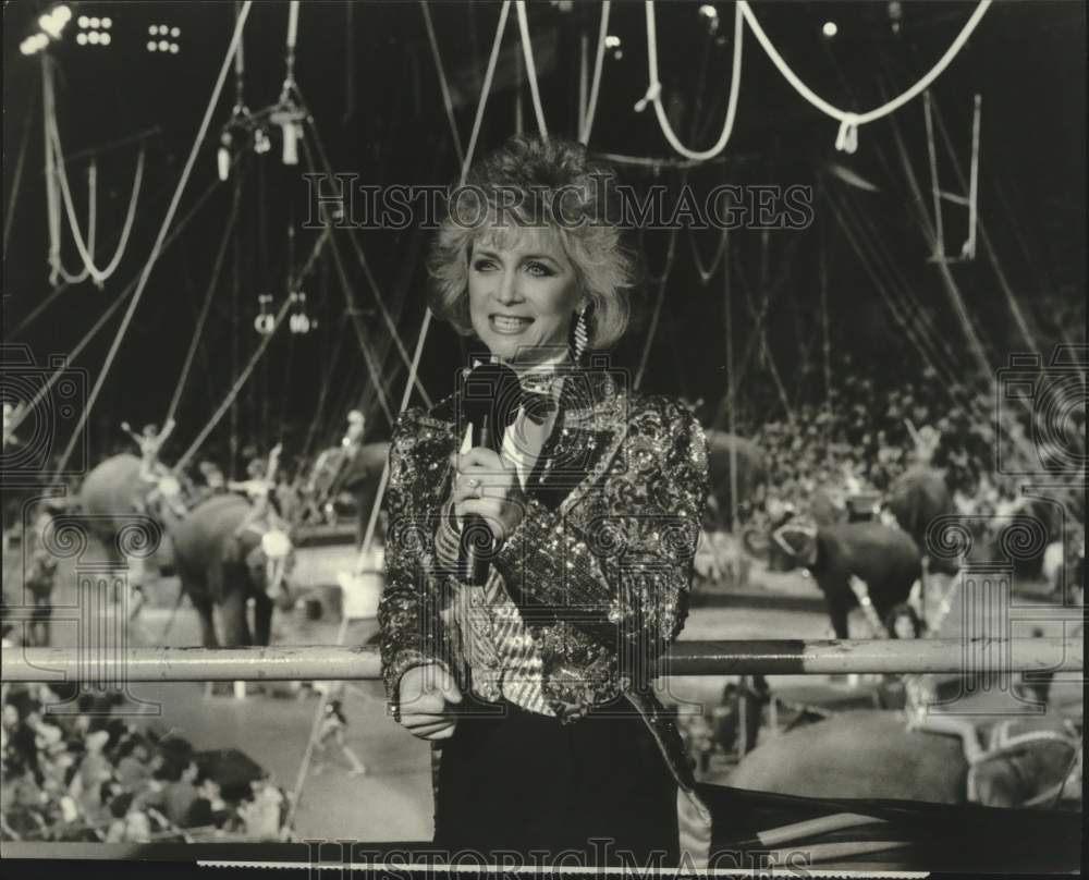 1987 Press Photo Barbara Mandrell, Ringling Brothers &amp; Barnum Bailey Circus. - Historic Images