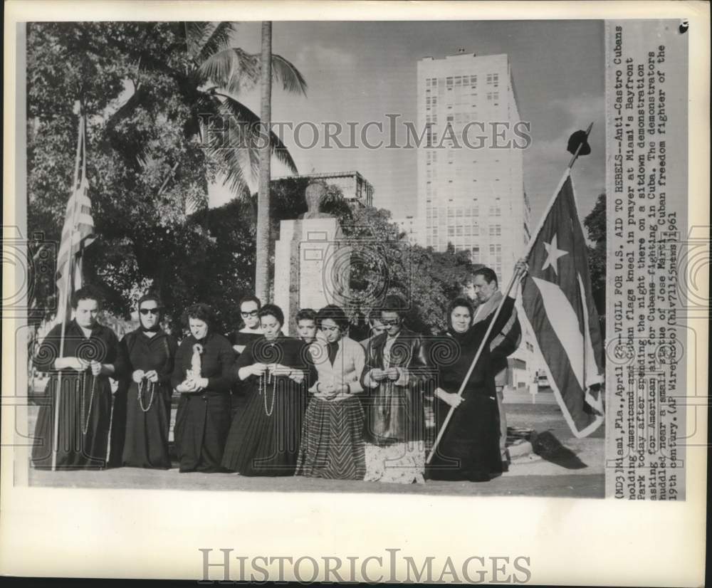 1961 Press Photo Anti-Castro Cubans kneel in prayer at Miami&#39;s Bayfront Park - Historic Images