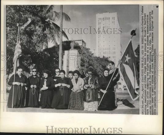 1961 Press Photo Anti-Castro Cubans kneel in prayer at Miami's Bayfront Park - Historic Images