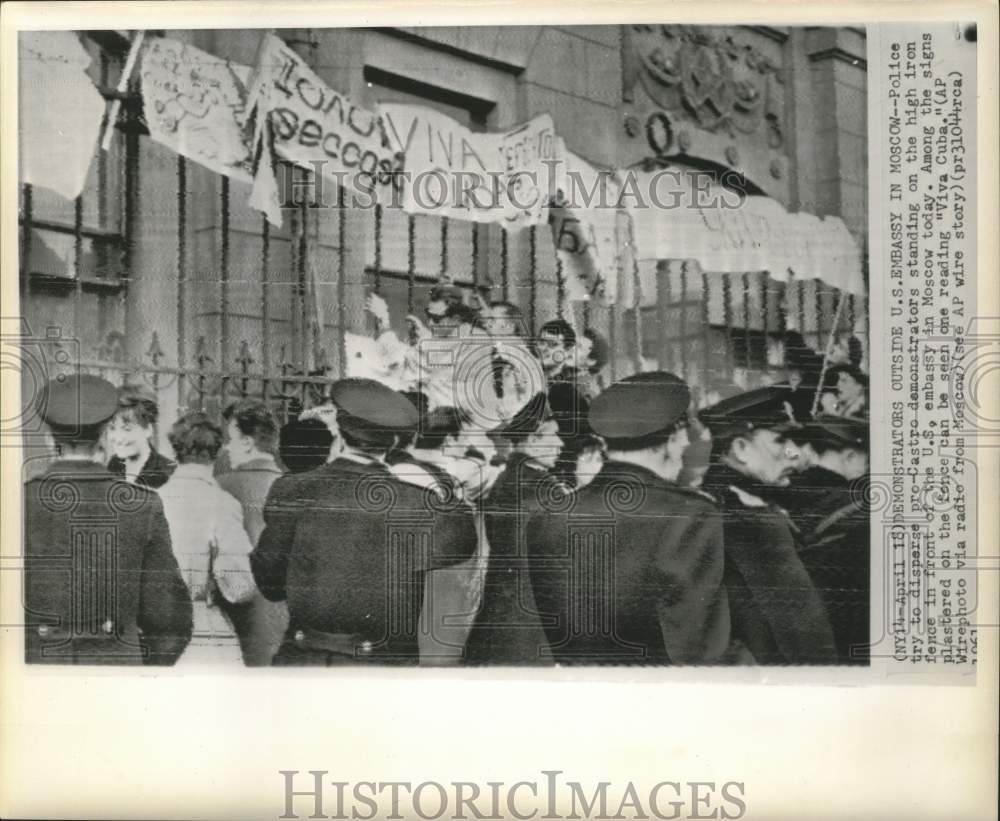 1961 Press Photo Moscow Police at Pro-Castro Demonstration at U.S. Embassy - Historic Images