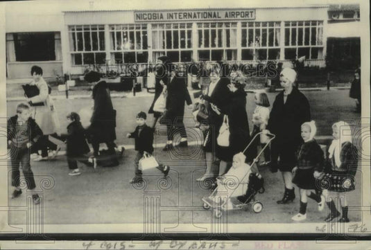 1967 Press Photo U.S. Dependents Ordered Evacuated at Nicosia, Cyprus Airport - Historic Images