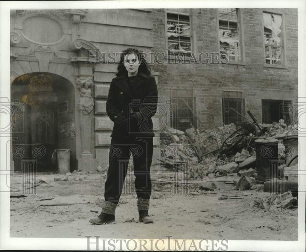 1989 Actress Elizabeth Hurley in