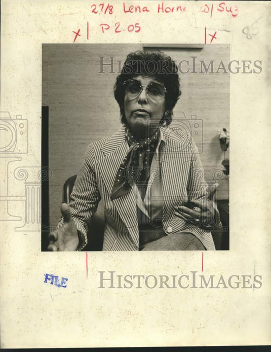 1977 Press Photo Singer, dancer, and actress, Lena Horne during an interview. - Historic Images
