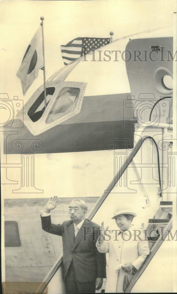 1975 Press Photo Japanese Emperor, Empress Debark Plane, Newport News, Virginia - Historic Images