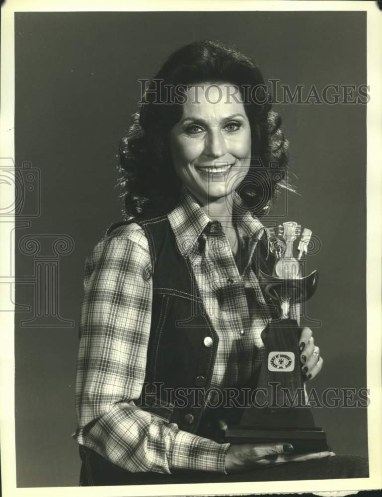 1980 Singer Loretta Lynn with Academy of Country Music Awards Trophy - Historic Images