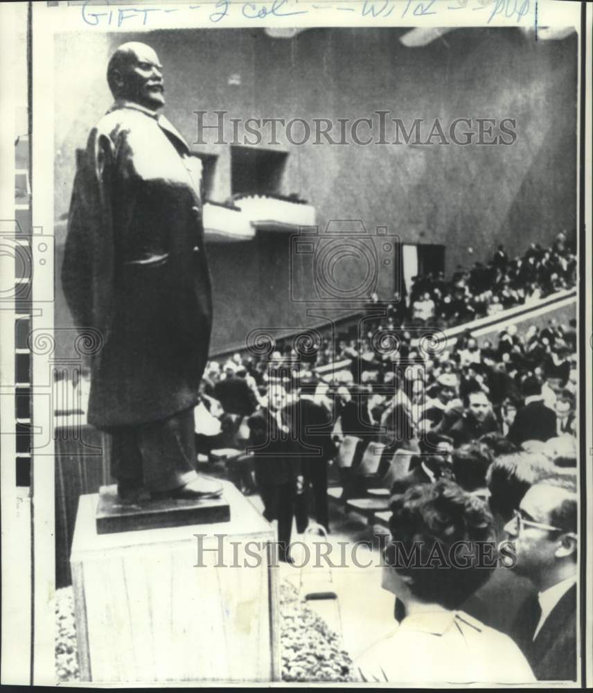 1969 Press Photo Delegates admire a huge Bronze statue of Lenin in Bucharest - Historic Images