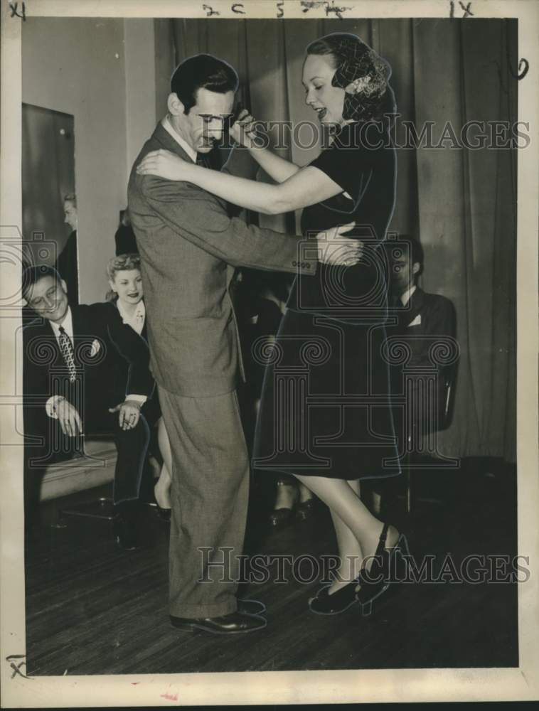 1947 Press Photo Lady Iris Mountbatten learns the rumba by Curt Schoen, New York - Historic Images