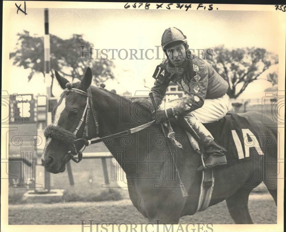 1980 Press Photo Withholding a favorite for Louisiana Derby, jockey Bryan Fann. - Historic Images