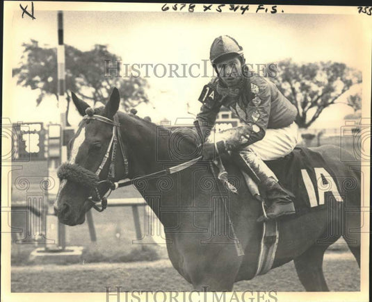 1980 Press Photo Withholding a favorite for Louisiana Derby, jockey Bryan Fann. - Historic Images