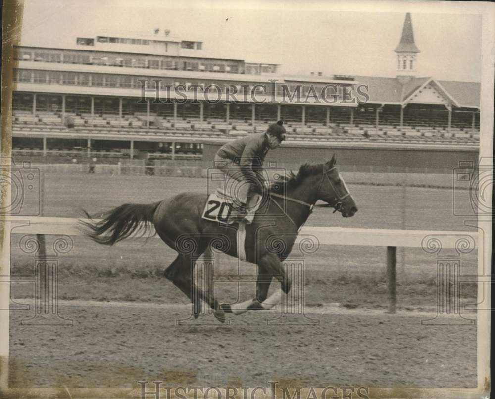 1971 Press Photo Unconscious on the track at Churchill Downs with Isodoro Gomez - Historic Images