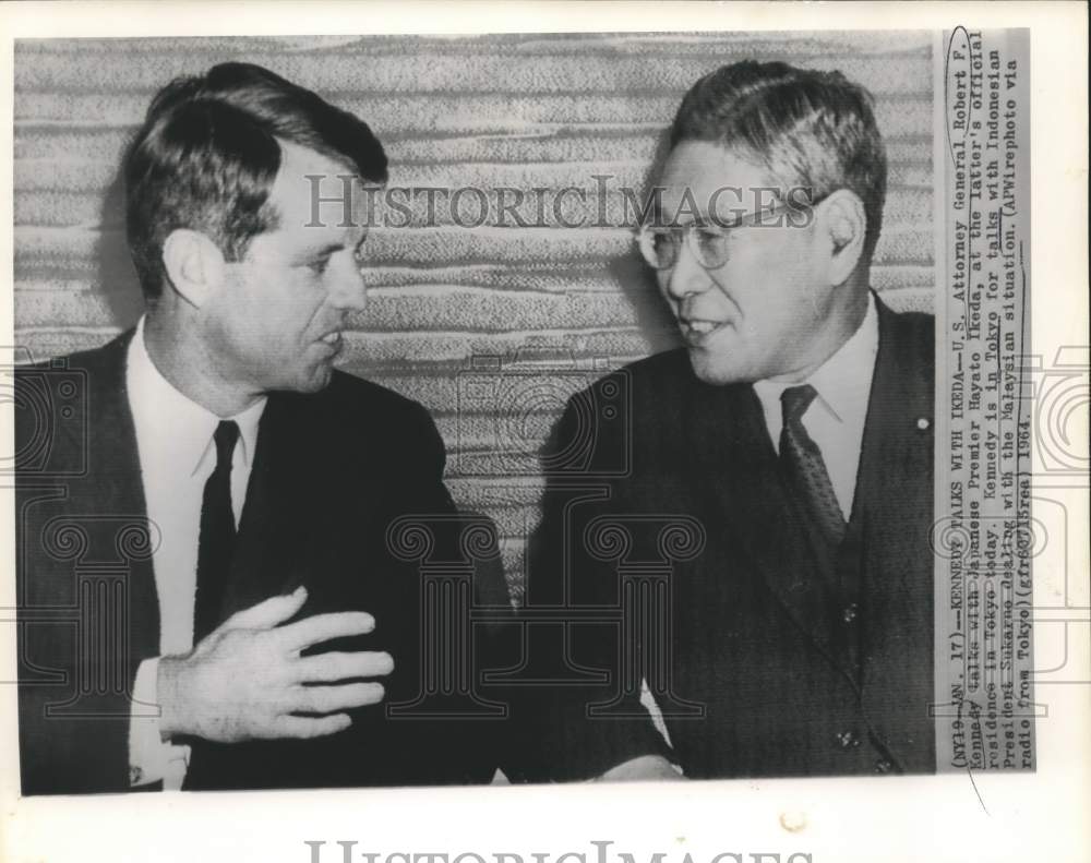 1964 Press Photo Robert Kennedy talks with Japanese Premier Hayato Ikeda, Tokyo - Historic Images