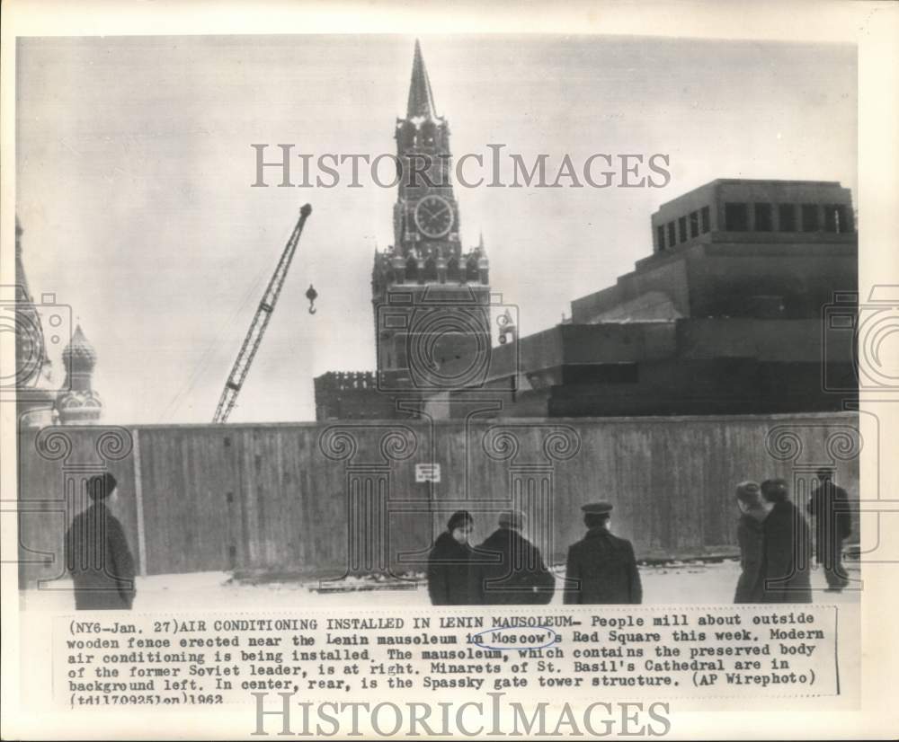 1963 Press Photo People milling about the wooden fence in Moscow&#39;s Red Square. - Historic Images