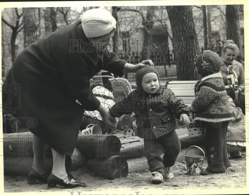 1979 Press Photo A grandmother helps her grandchild at a playground in Moscow - Historic Images