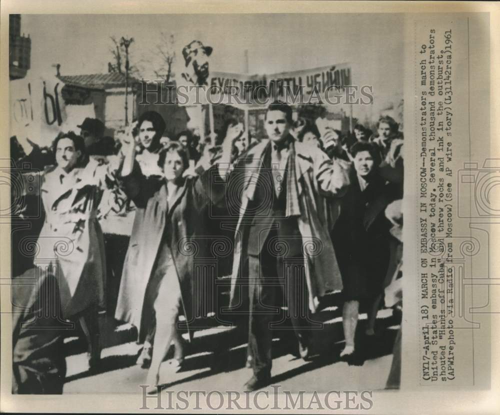 1961 Press Photo Demonstrators march and protest at the U.S. Embassy in Moscow - Historic Images