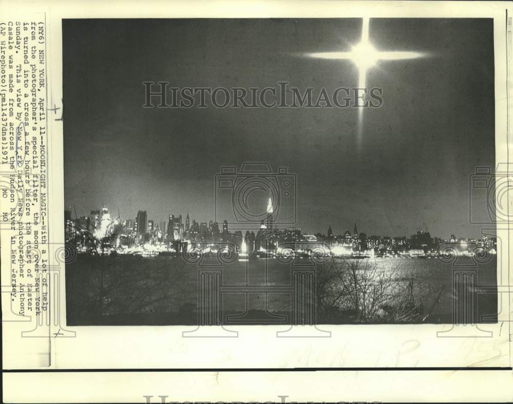 1971 Press Photo A special filter makes the moon over New York into a cross. - Historic Images