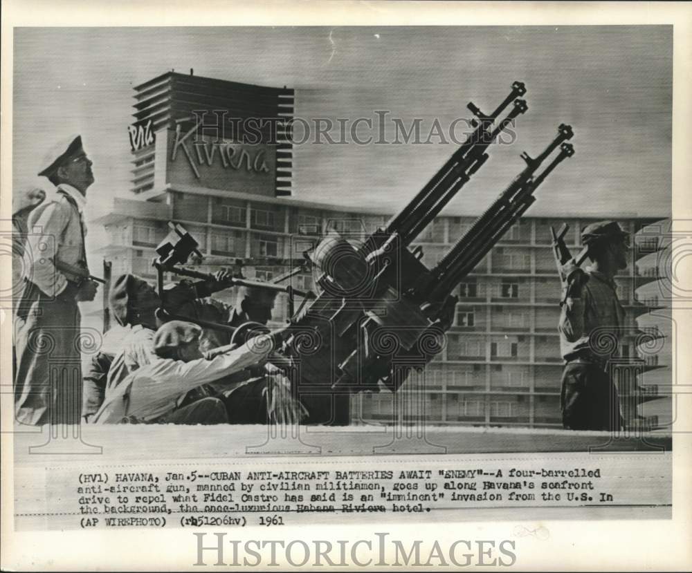 1961 Press Photo An anti-aircraft gun manned by militiamen in Havana, Cuba - Historic Images