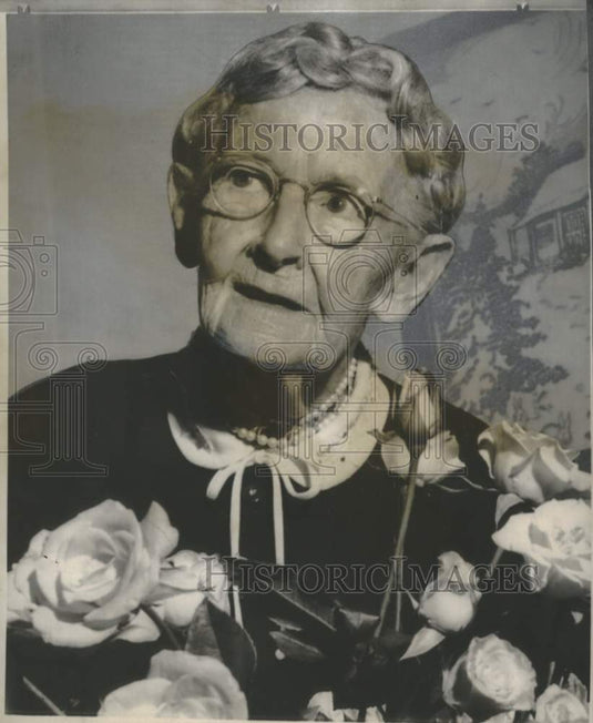 1957 Press Photo Grandma Moses & roses sent for her birthday at Eagle Bridge. - Historic Images