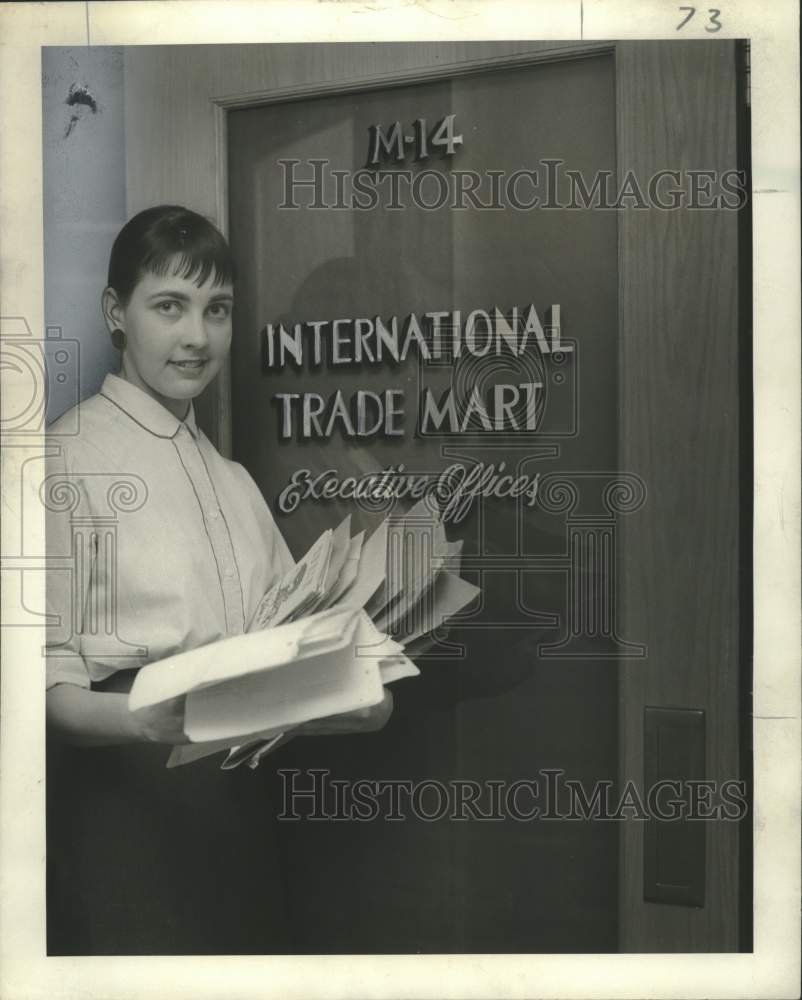 1958 Press Photo International Trade Mart Receptionist Darlyn Mercadal - Historic Images