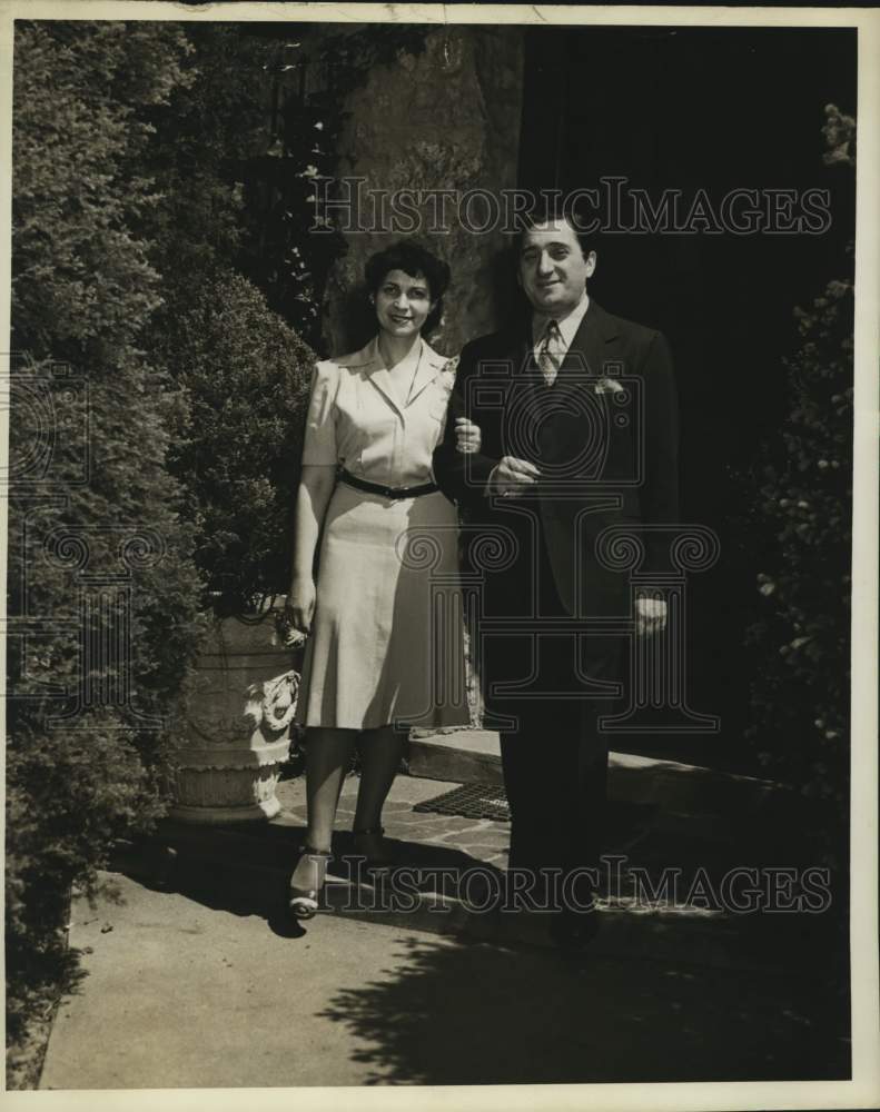 1956 Press Photo Singer Jan Peerce &amp; Friend - Historic Images