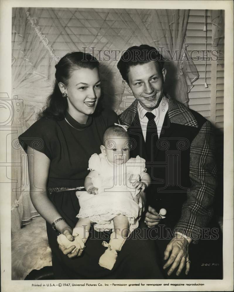 1947 Press Photo Gwen and Donald O&#39;Connor with their daughter pose at home. - Historic Images