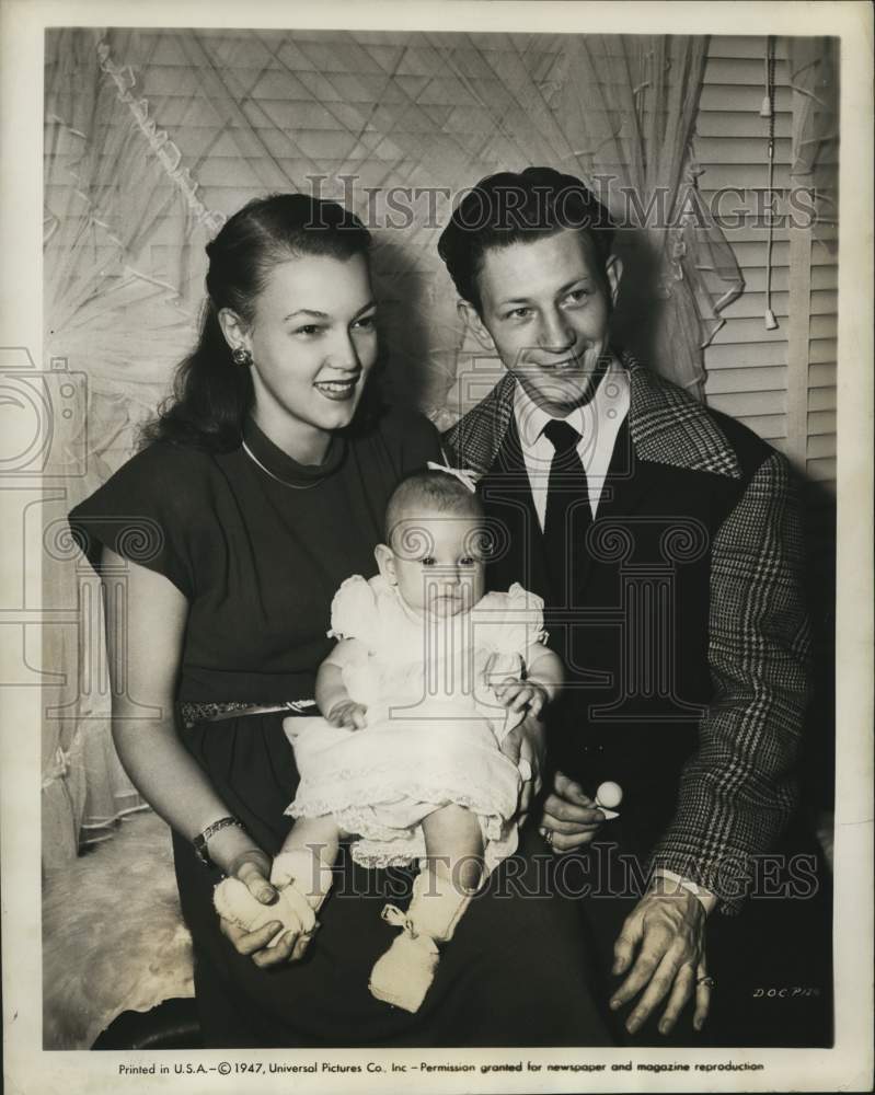 1947 Press Photo Gwen and Donald O'Connor with their daughter pose at home. - Historic Images