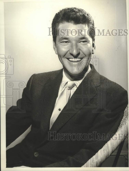 1958 Press Photo Host of "Dotto" Quiz Show Jack Narz - Historic Images