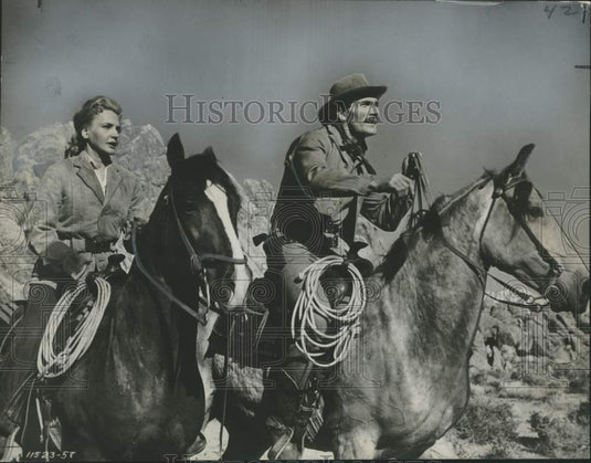 1957 Press Photo Actors Elaine Aiken, Jack Palance in "The Lonely Man" - Historic Images