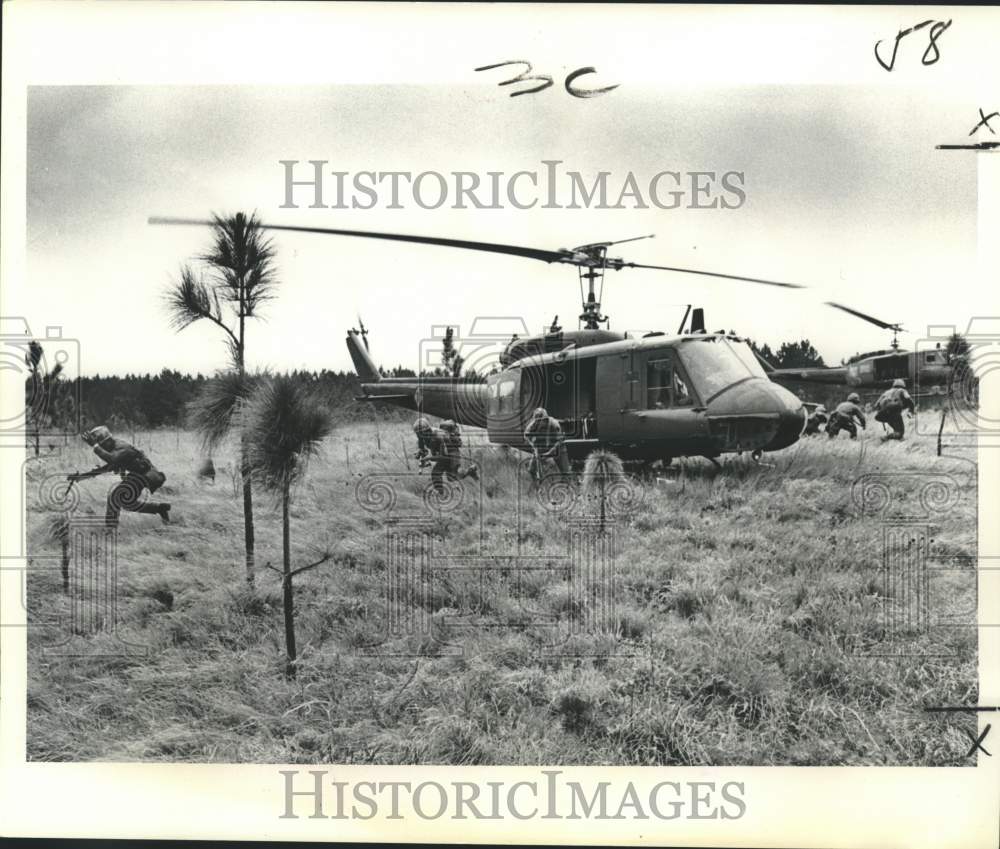 1974 Press Photo Louisiana National Guardsmen in &quot;Heliborne Assault,&quot; Fort Polk - Historic Images